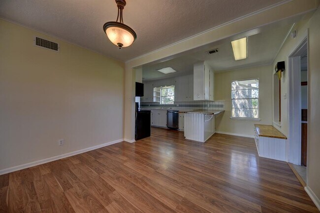 Building Photo - 415 Silliman St