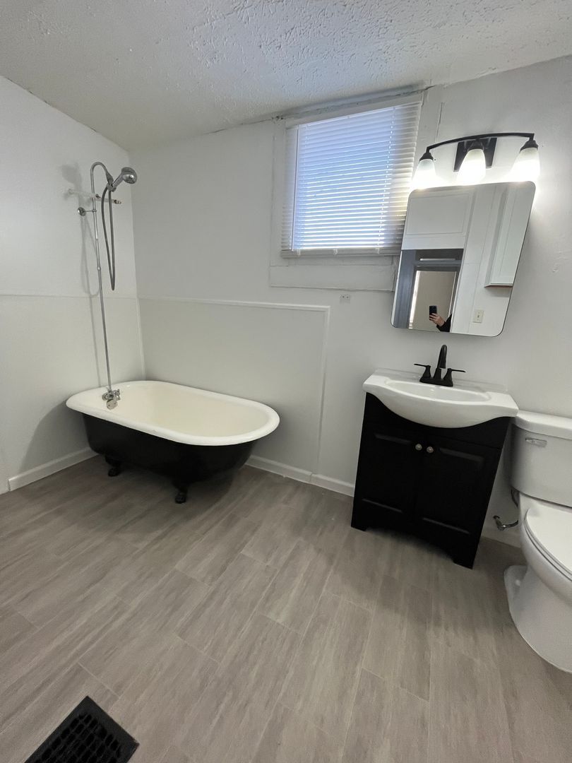 Building Photo - 216-218 Tinkler St