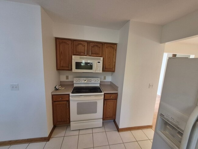 Building Photo - Charming 3BR 1.5BA Home w/ In-Unit Laundry + Central Air + Garage in Avon