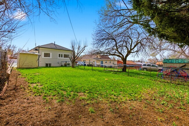 Building Photo - 1060 Sullivan Dr