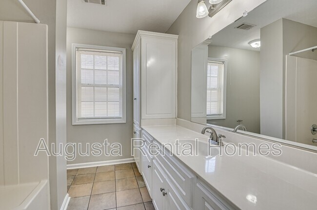 Building Photo - 2051 Sylvan Lake Dr