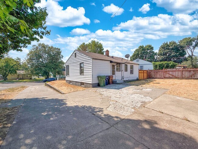 Building Photo - 6119 N Braeburn Dr