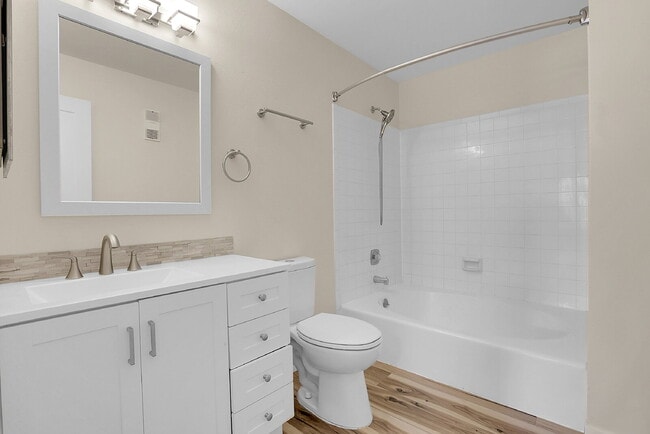 Building Photo - $1,995 - 2 Bed, 2 Bath Condo in Lakewood w...