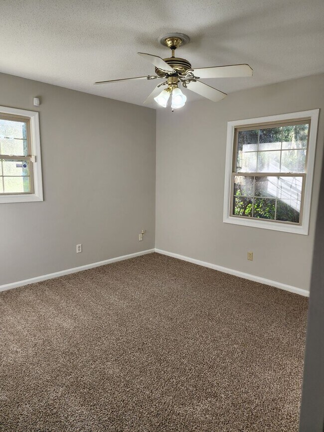 Building Photo - Available Mid August- 3bd, 2ba home with C...