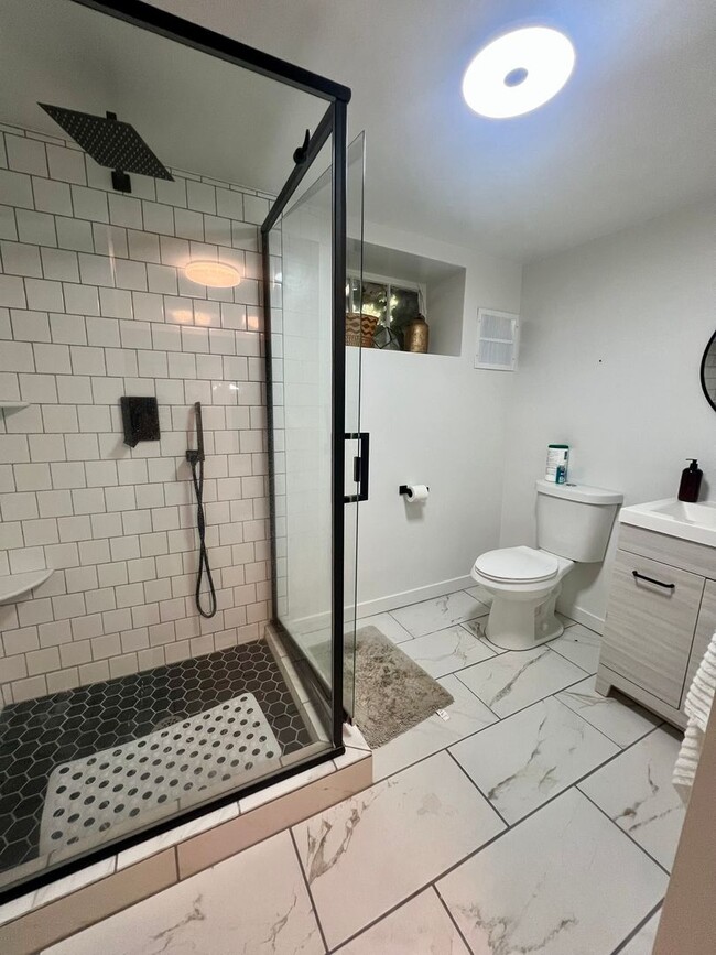 Building Photo - 4 Bedroom, 3.5 Bathroom Home - Located nea...