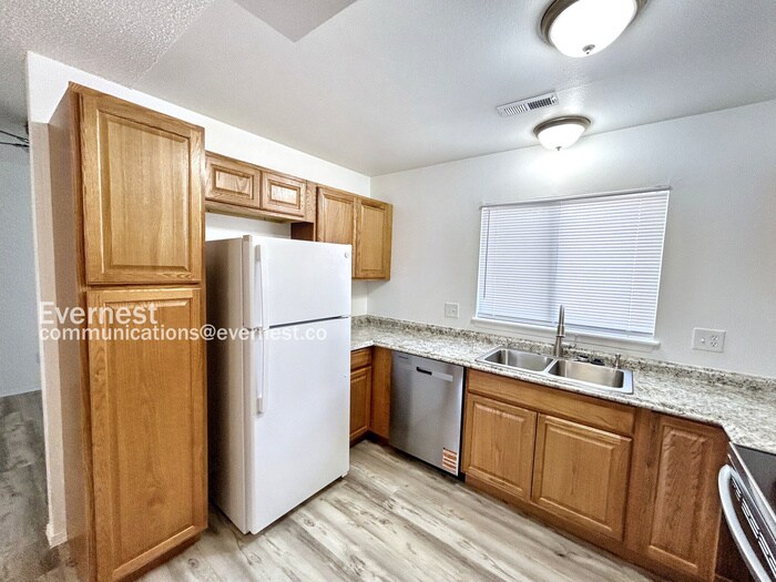 Building Photo - 1120 Yuma St