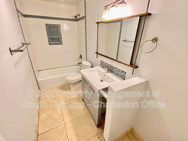 Building Photo - 7648 Hillview Ln