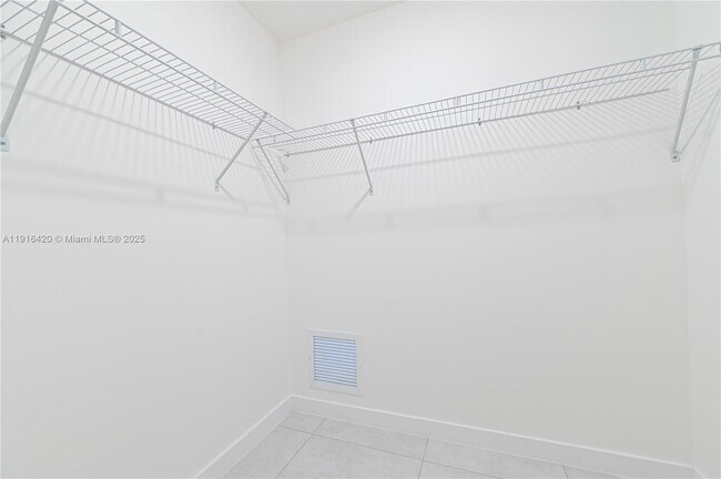 Building Photo - 514 SW 22nd Ave