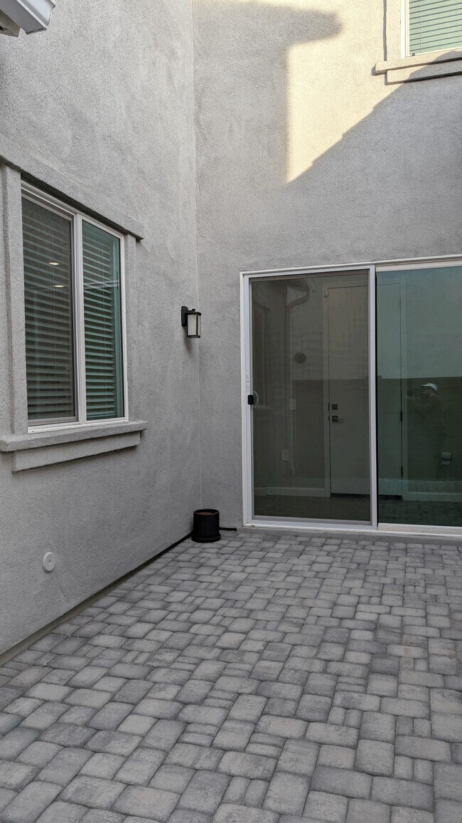 Building Photo - 4854 E Shady Glen Ave