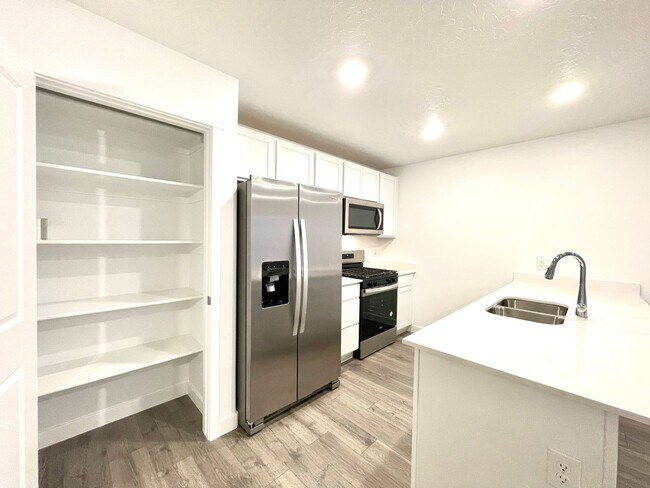 Building Photo - Modern 3-Bedroom Townhome in Provo