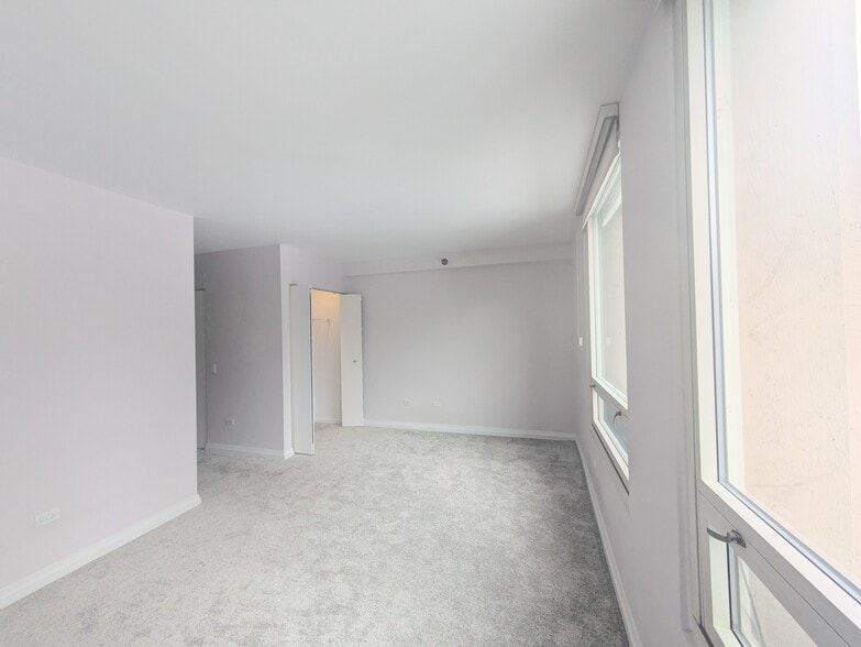 Primary bedroom - 33 W Ontario St