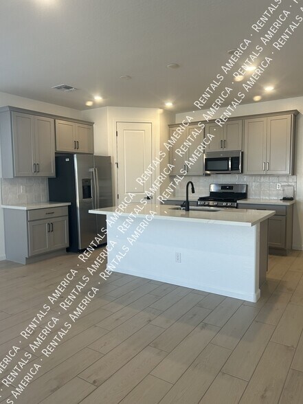 Building Photo - 5612 W Buist Ave