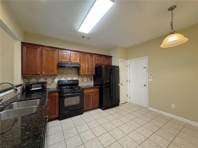 Building Photo - 2442 Fairlie Dr