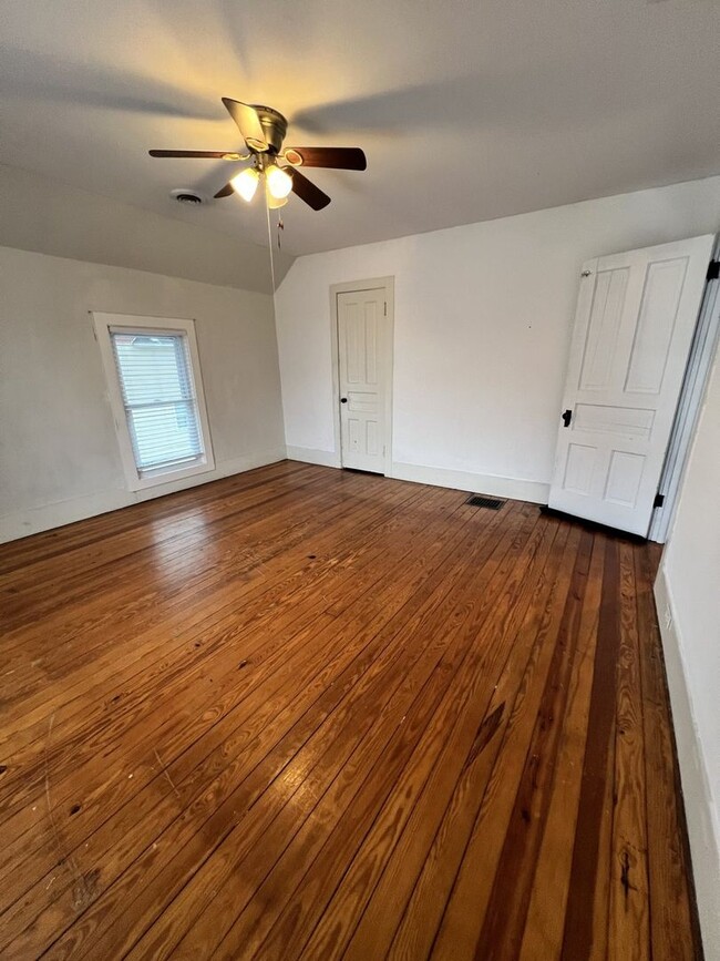 Building Photo - Charming, updated 3-bedroom, 2-bath home i...