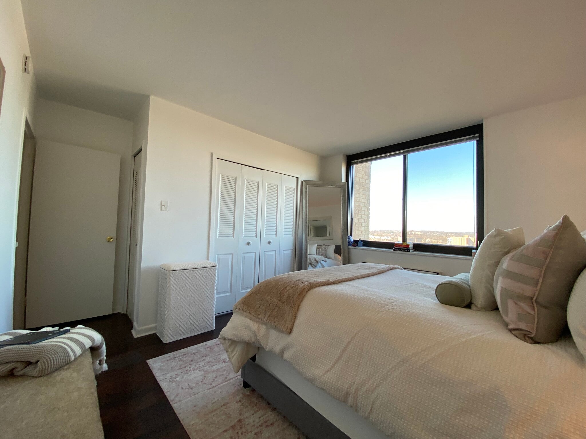 Bedroom - 3701 S George Mason Dr