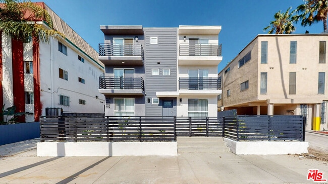 Building Photo - 953 N Mariposa Ave