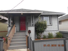 Building Photo - 2bd 1ba Home Washer and Dryer