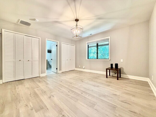 Building Photo - 907 Oak Tree Dr