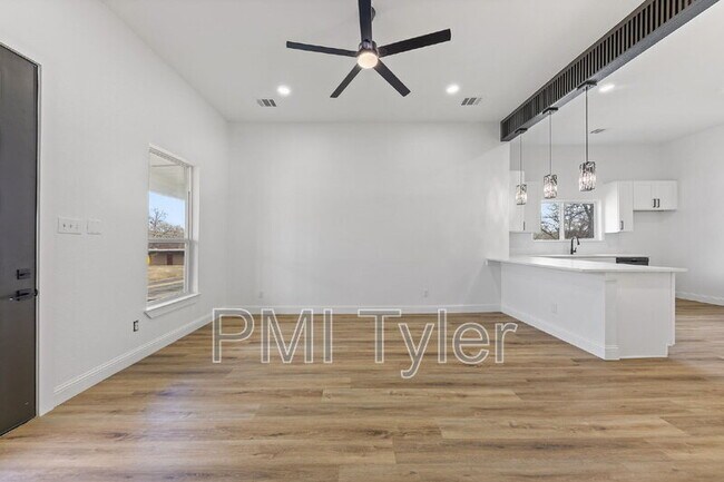 Building Photo - 1247 Bonham St