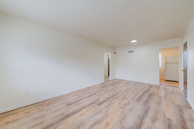 Interior Photo - (483) 5830-44 Bermuda Rd