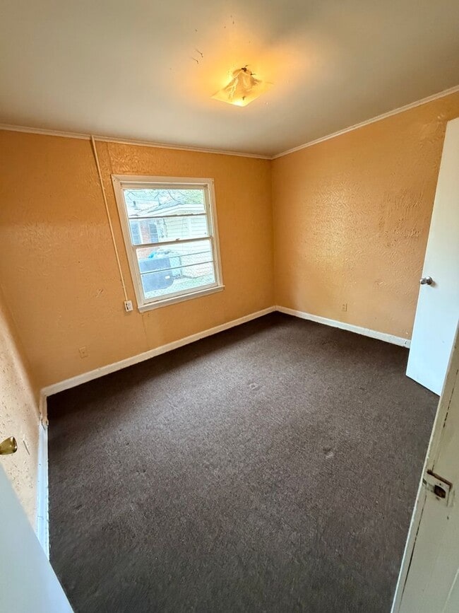 Building Photo - Spacious 3 Bedroom Home