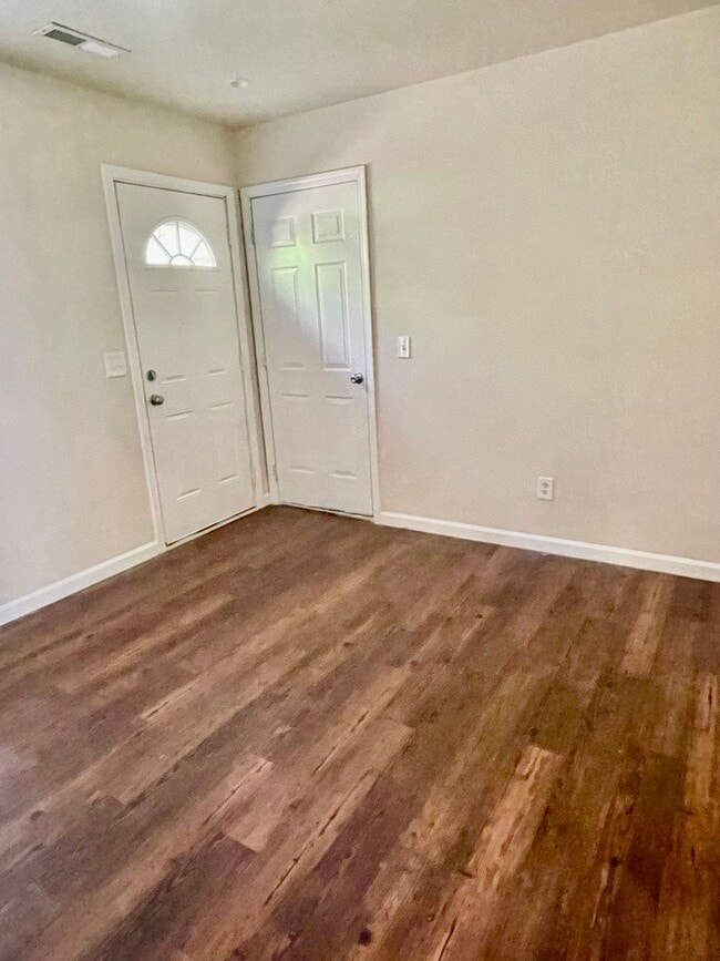 Building Photo - Spacious 4-bedroom, 2.5-bath home in Charlotte with convenient access to Uptown