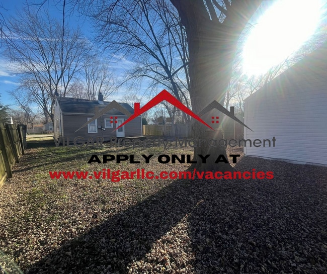 Building Photo - 2 comfortable bedrooms & 1 full bath house...