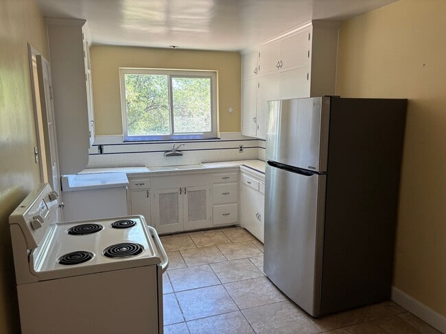 Building Photo - 2 bedroom, 1 bath cottage in the heart of ...
