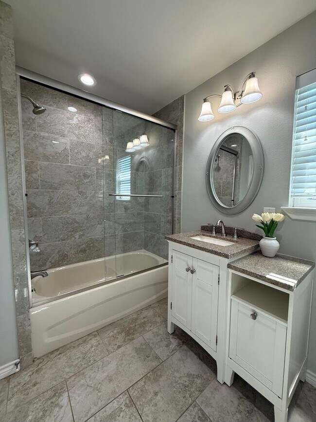 Building Photo - Beautiful modern farmhouse with 5 bedrooms...