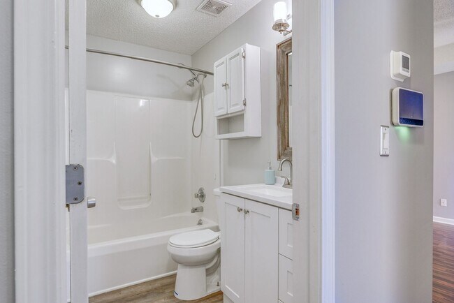Building Photo - 3 Bedroom Dog Friendly Home For Rent Near St. B Area!