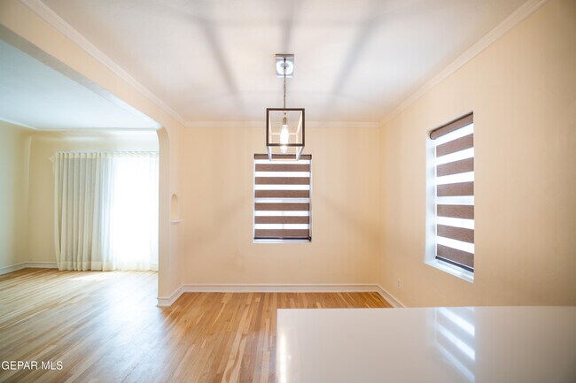 Building Photo - 1211 Mesita Dr