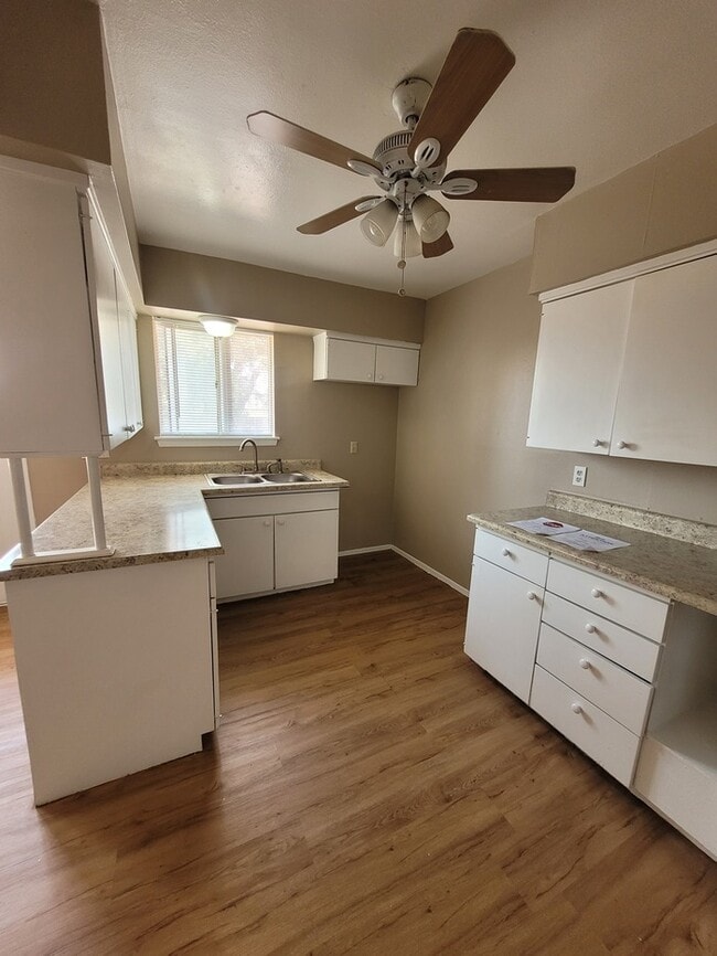 Building Photo - 4 bed 1.5 bath move in ready