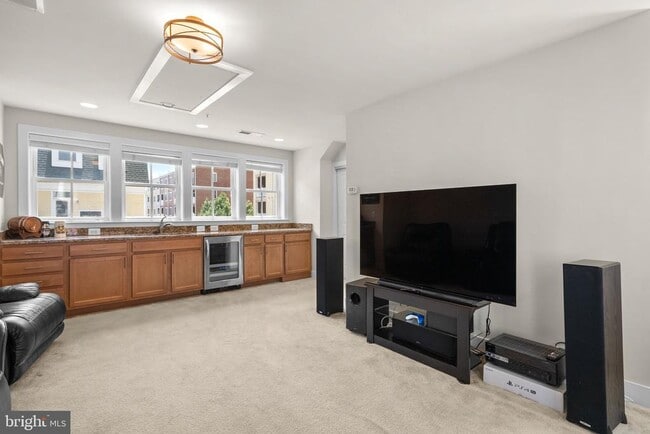 Building Photo - 711 McKenzie Ave