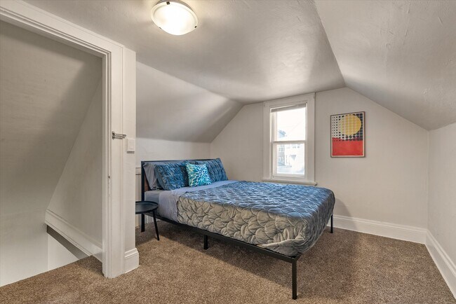 Building Photo - 340 E Clarence St