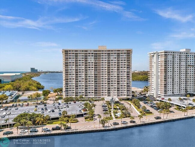 Building Photo - 300 Bayview Dr