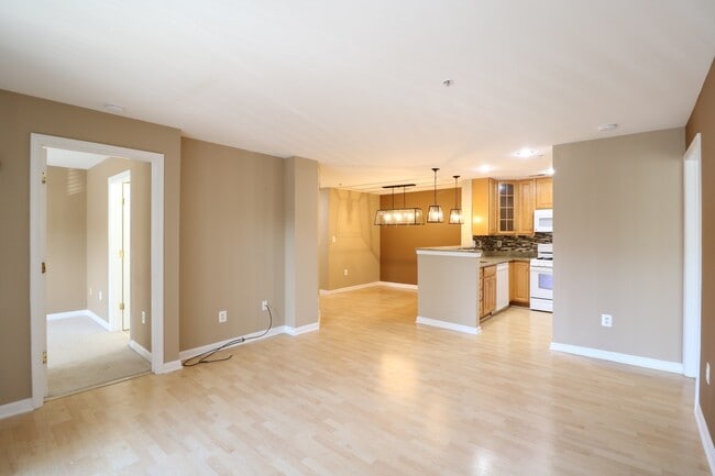 Building Photo - Spacious 2BD/2BA Condo with Balcony in Fou...