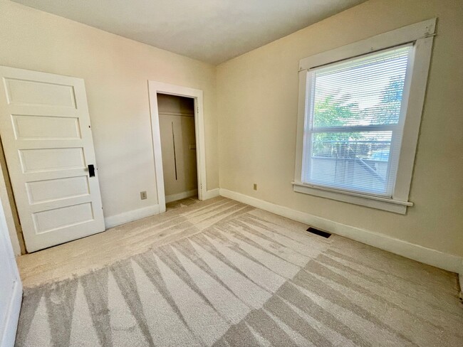 Building Photo - Large Queen Anne 2 Bedroom - Excellent Loc...