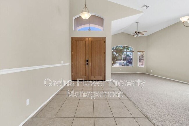 Building Photo - 2524 N Sunrise