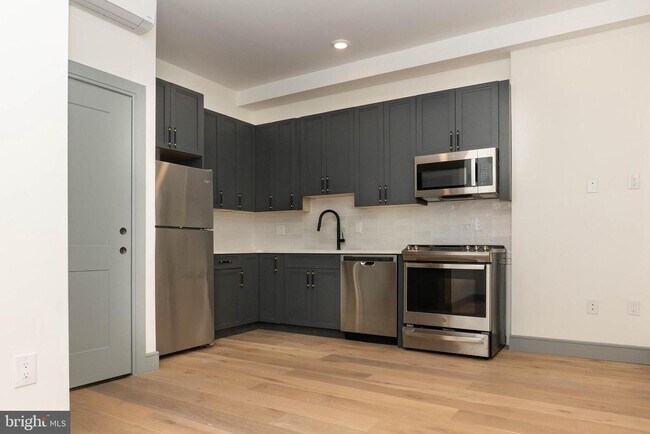 Building Photo - 327 S 16th St