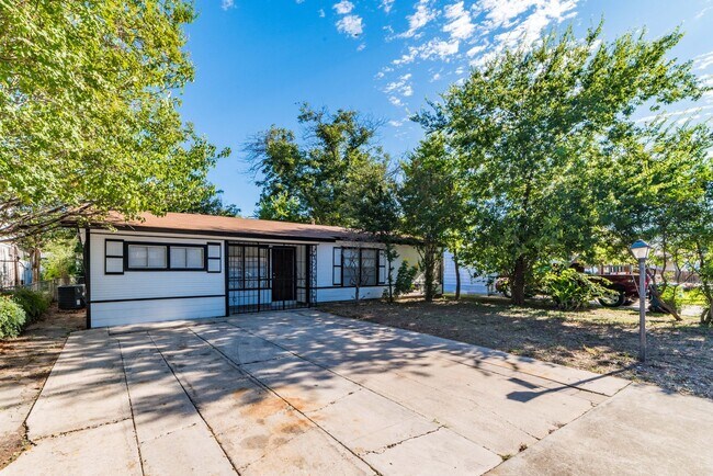 Building Photo - Charming 3-Bedroom