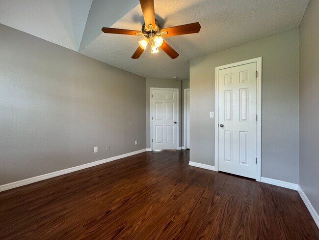 Building Photo - 2/2 Condo in Gated Lakefront Community ~ G...