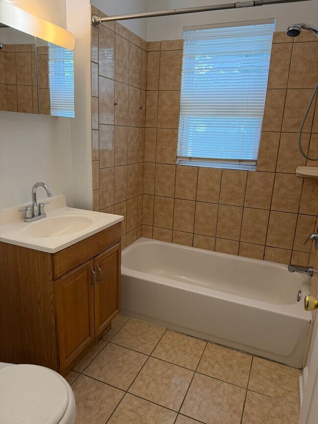 Building Photo - Spacious home close to METRO, Uof MD, etc.