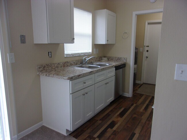 Building Photo - Adorable 2 Bedroom Just Minutes from Ameni...