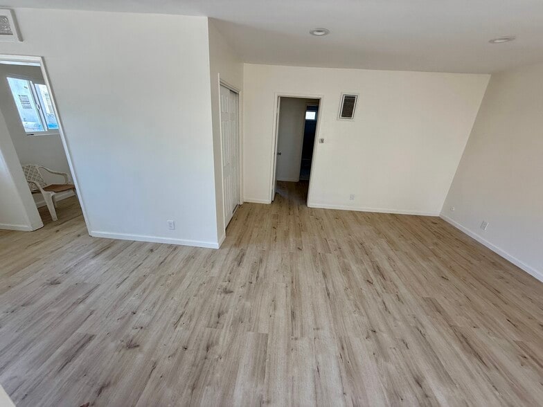 Building Photo - 1647 W 80th St