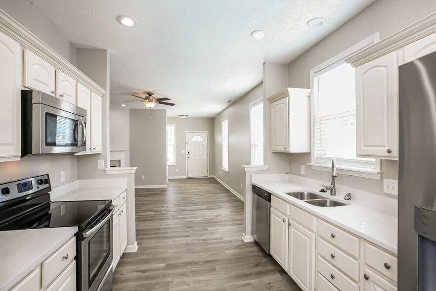 Building Photo - 3400 Roundlake Lane