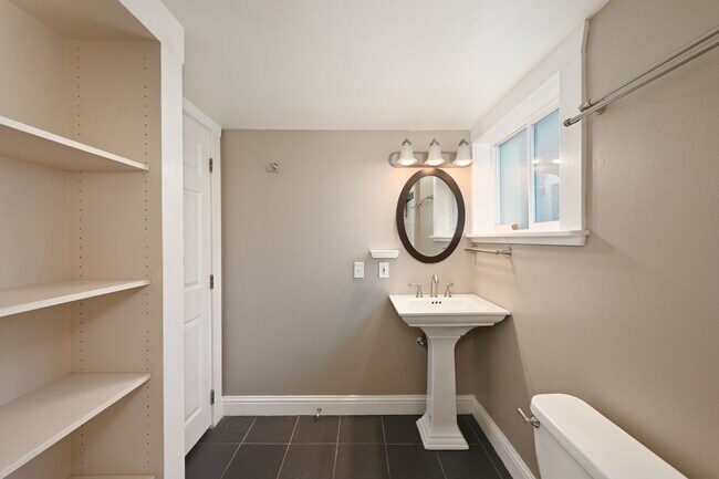 Building Photo - Charming 3 Bedroom/2 Bath Craftsman Home for Lease in Phinney/Greenlake