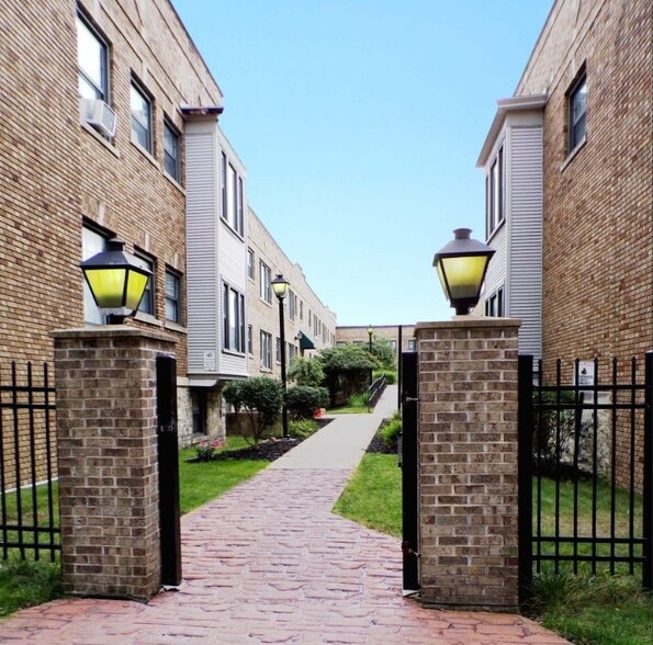 Building Photo - Courtyard at James