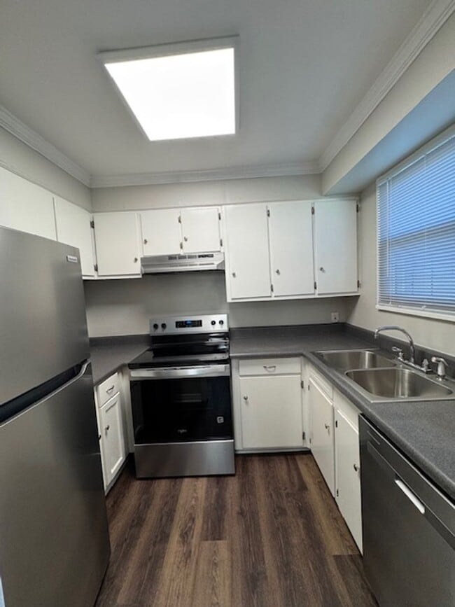 Building Photo - Downtown living at its best!  Recently Remodeled - 2 Story End Unit with 2 BD & 1 Full BA, All Ne...