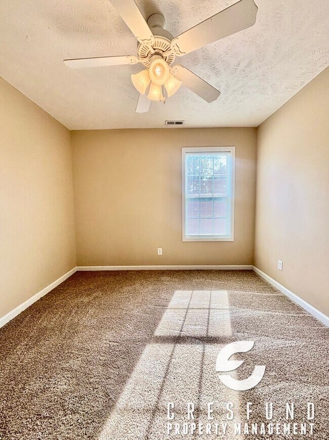 Building Photo - Spacious 3 Bed 2.5 Bath Townhouse - AVAILABLE FOR MOVE IN NOW!