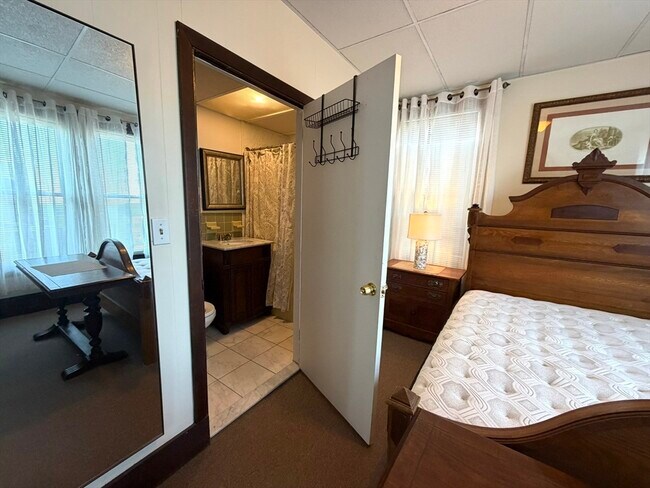 Building Photo - 110 Grovers Ave